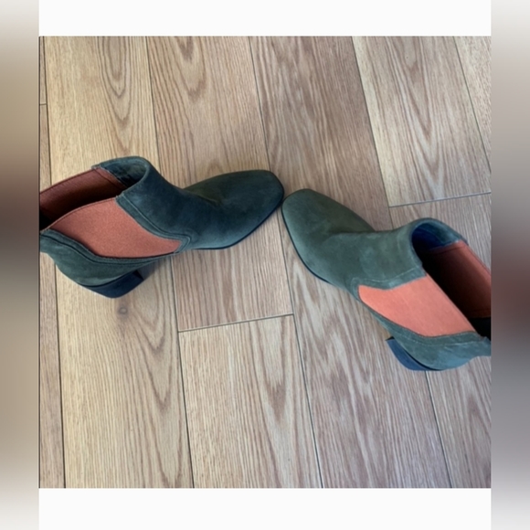 NWB LOGO BY LORI GOLDSTEIN COLL LOW SHAFT ITALIAN OLIVE ORANGE SUEDE BOOTS 9.5 - Picture 9 of 14
